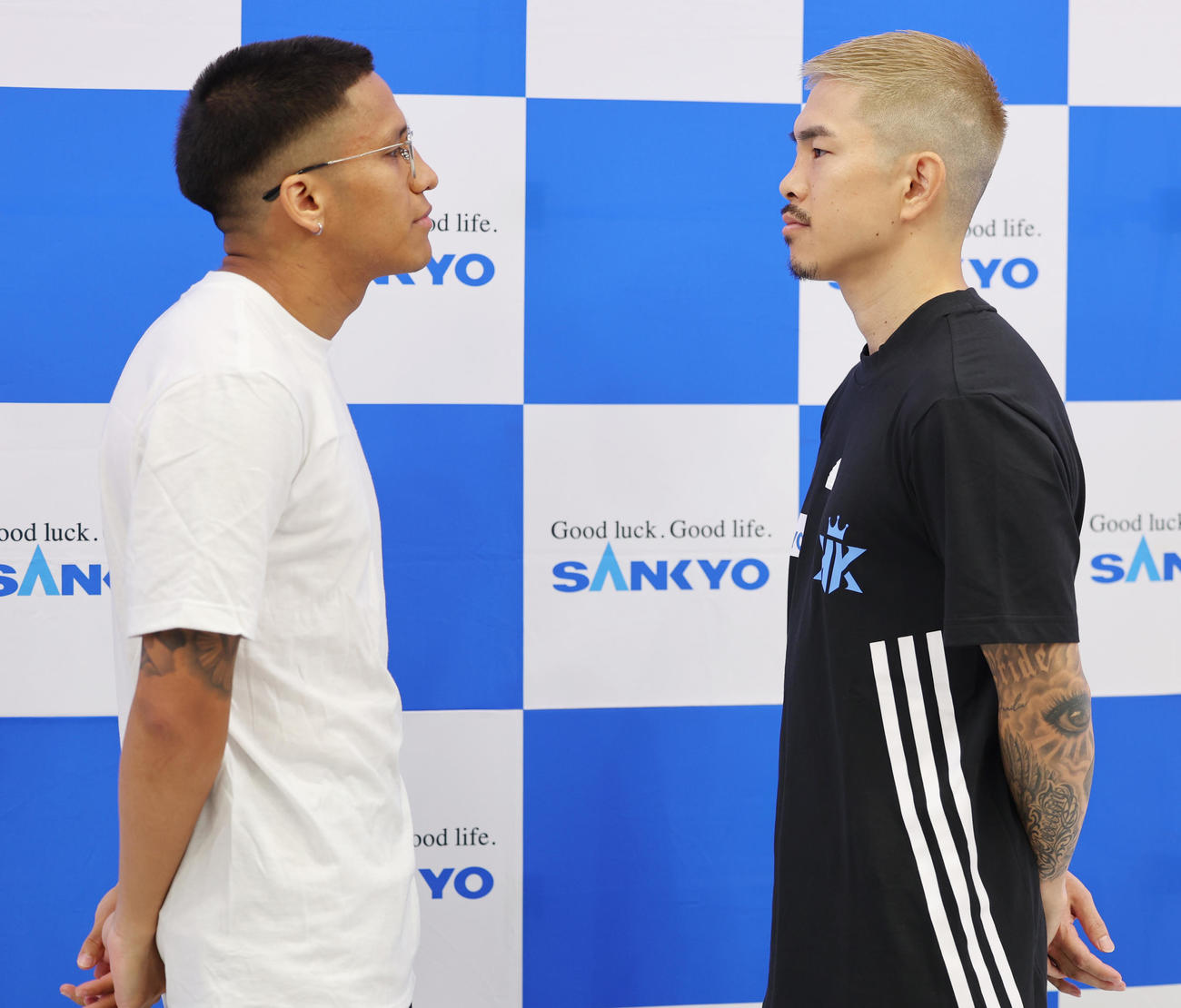 WBA世界スーパーフライ級タイトルマッチを前に会見しフェースオフをする王者フランコ（左）と挑戦者の井岡（撮影・野上伸悟）