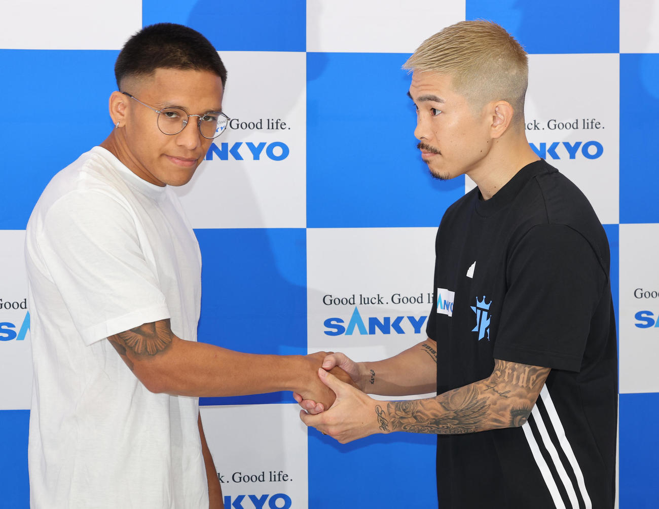 WBA世界スーパーフライ級タイトルマッチを前に会見し、握手する王者フランコ（左）と挑戦者の井岡（撮影・野上伸悟）