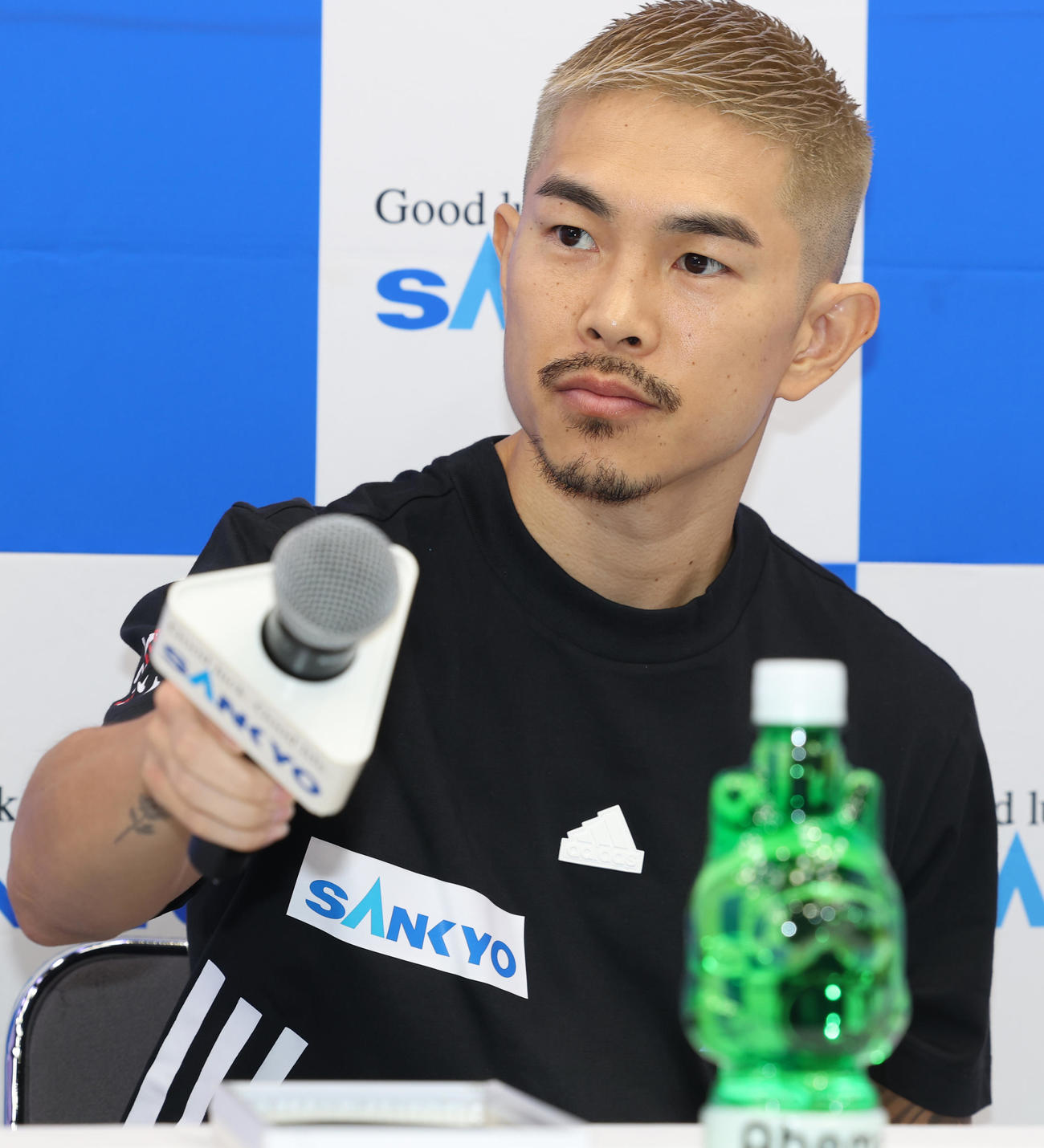 WBA世界スーパーフライ級タイトルマッチを前に会見する挑戦者の井岡（撮影・野上伸悟）