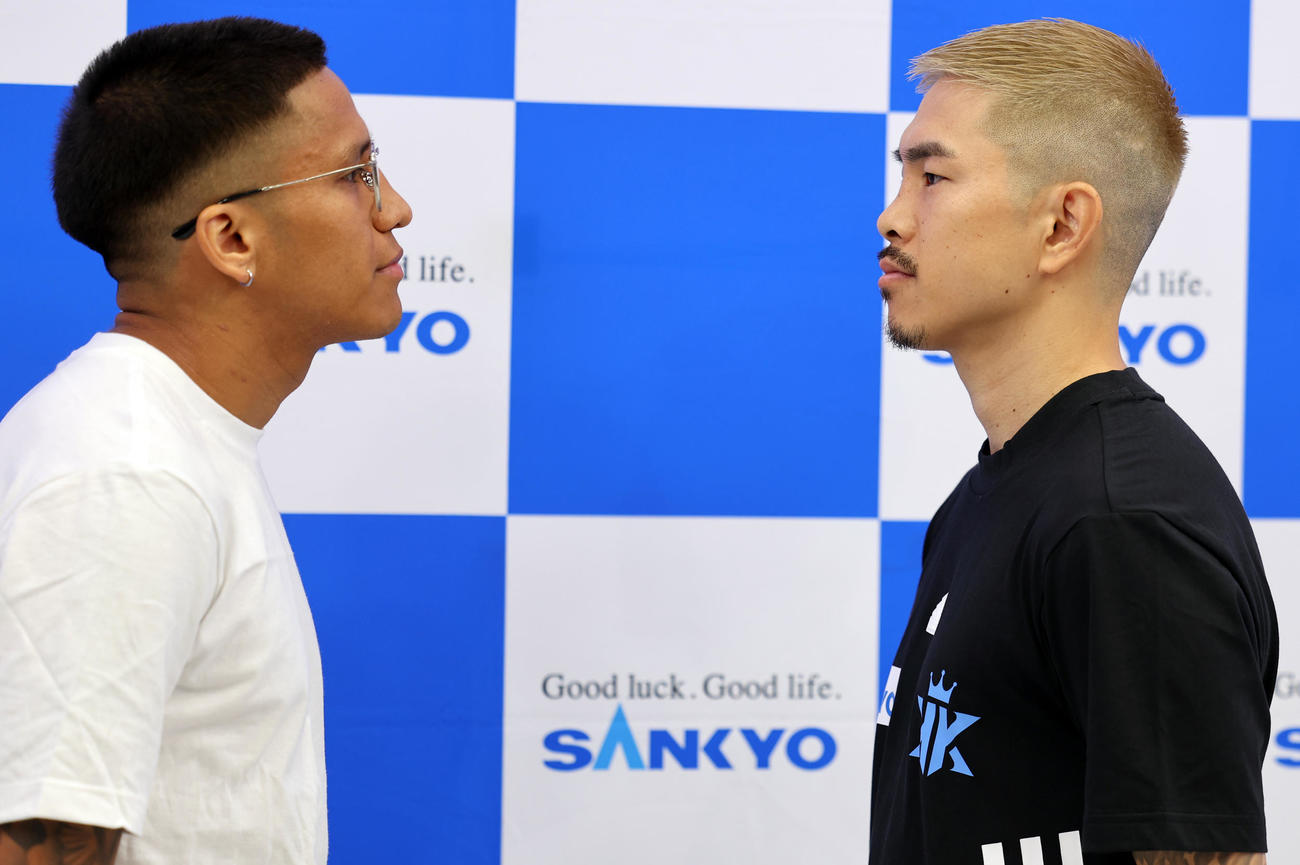 WBA世界スーパーフライ級タイトルマッチを前に会見しフェースオフをする王者フランコ（左）と挑戦者の井岡（撮影・野上伸悟）