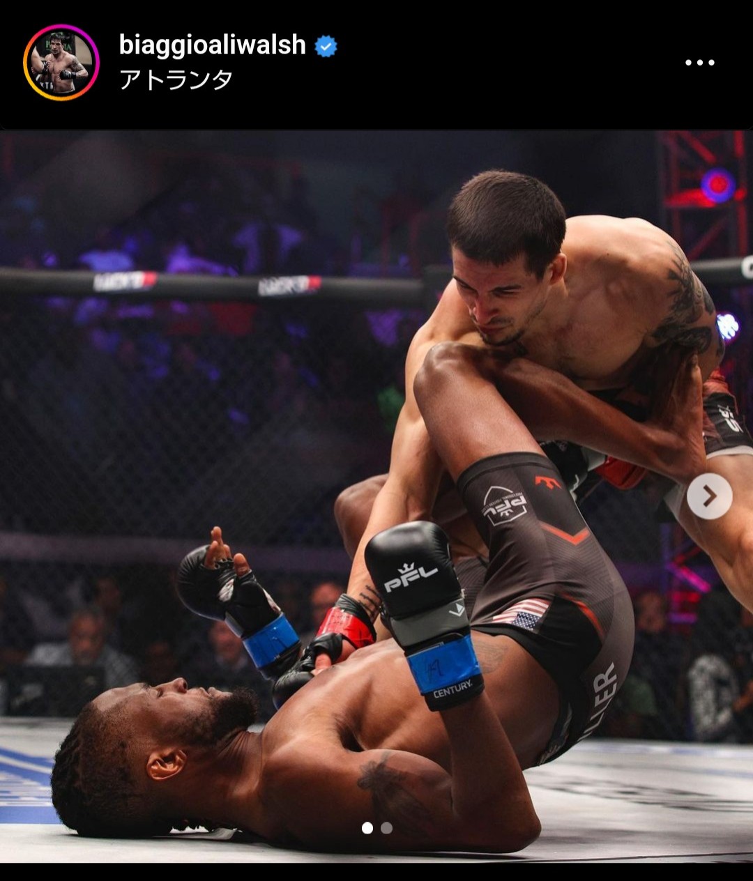 米格闘技団体PFLのケージで、トラベル・ミラー（下）に右拳を振り下ろすムハマド・アリの孫、ビアッジョ・アリ・ウォルシュ（ウォルシュ公式インスタグラムから）