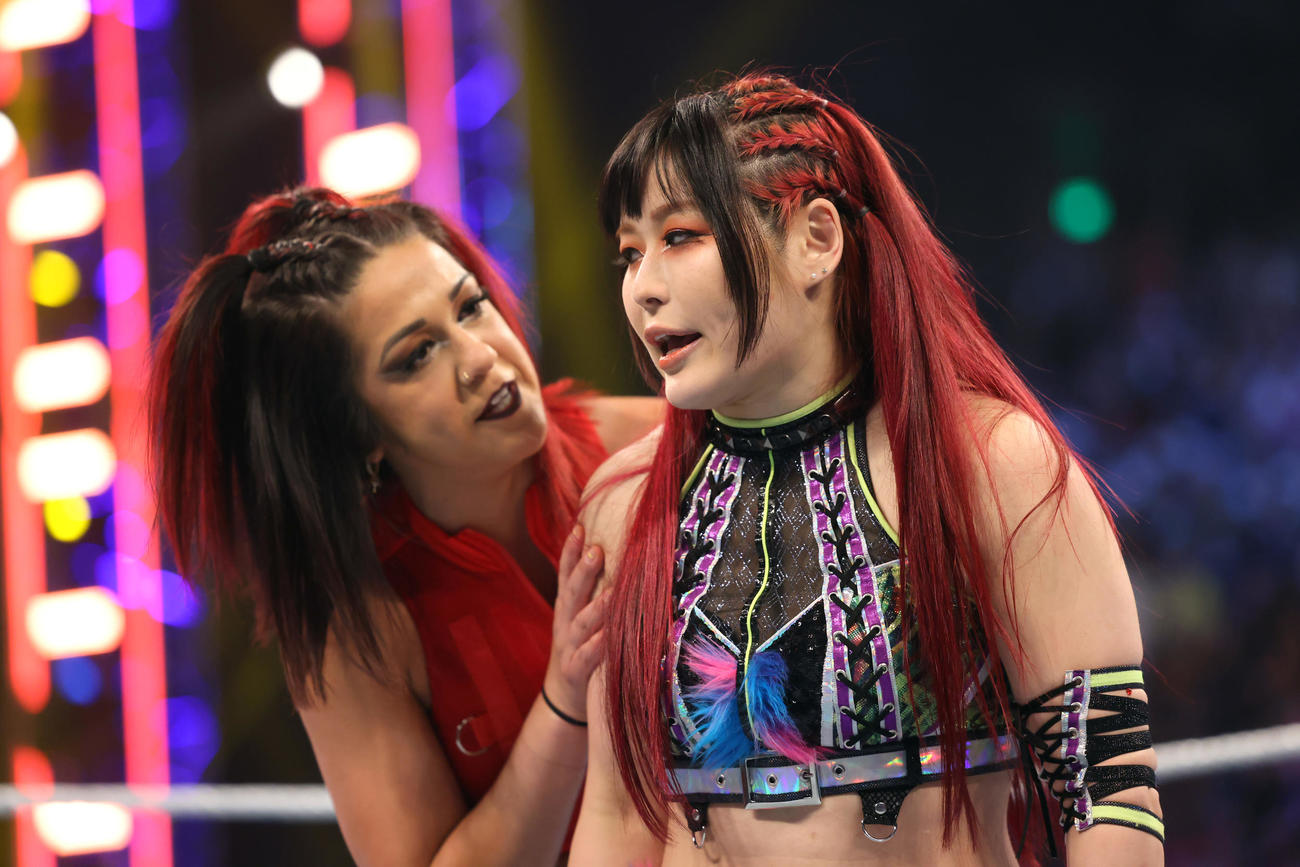 ベイリー（左）に慰められるも、不満そうな表情を浮かべたイヨ・スカイ（C)2023 WWE, Inc. All Rights Reserved.