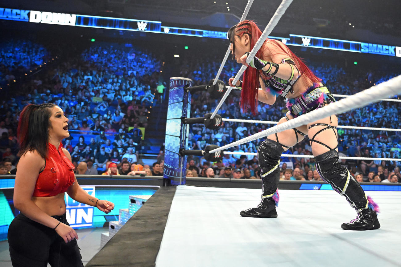 レフェリーともめていたベイリー（左）に「何してんだよ」と怒りをぶつけたイヨ・スカイ（C)2023 WWE, Inc. All Rights Reserved.