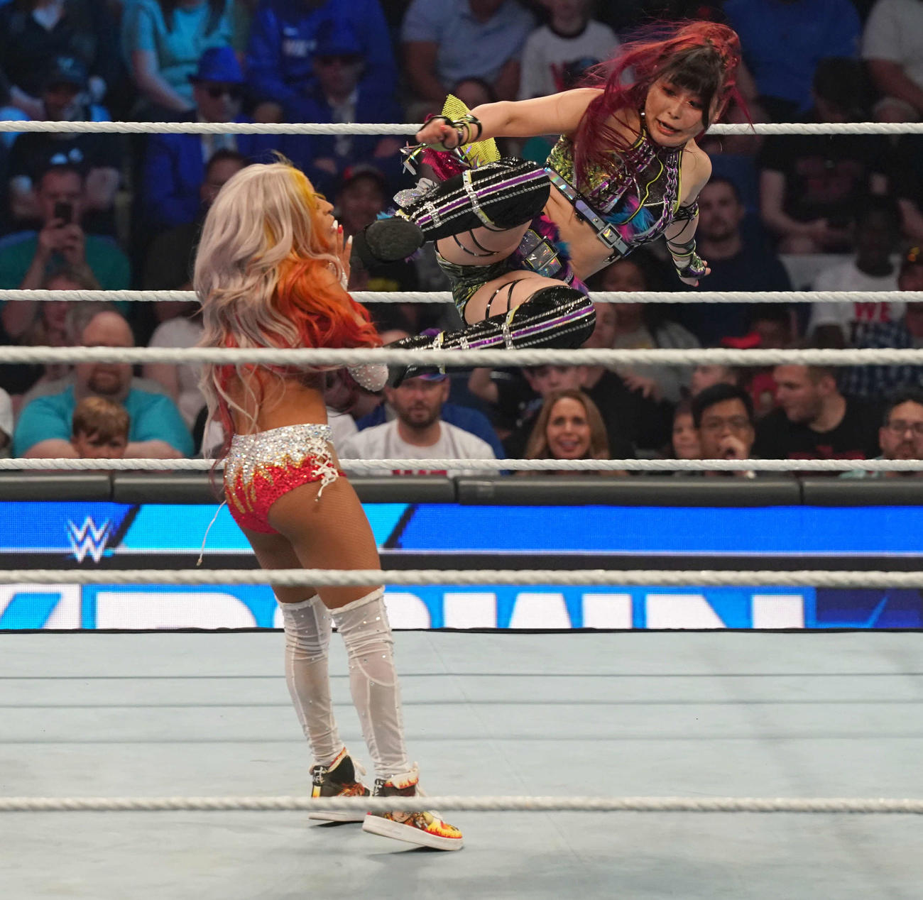 ゼリーナ・ベガ（左）にドロップキックをはなったイヨ・スカイ（C）2023 WWE, Inc. All Rights Reserved.