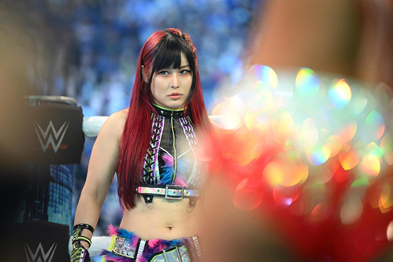 ゼリーナ・ベガと対峙（たいじ）したイヨ・スカイ（C）2023 WWE, Inc. All Rights Reserved.