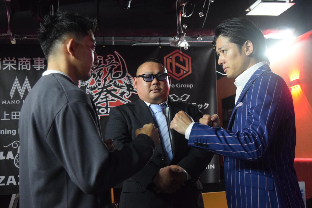 競拳23で拳を交える高岡蒼佑と後藤祐樹（左）（撮影・阪口孝志）