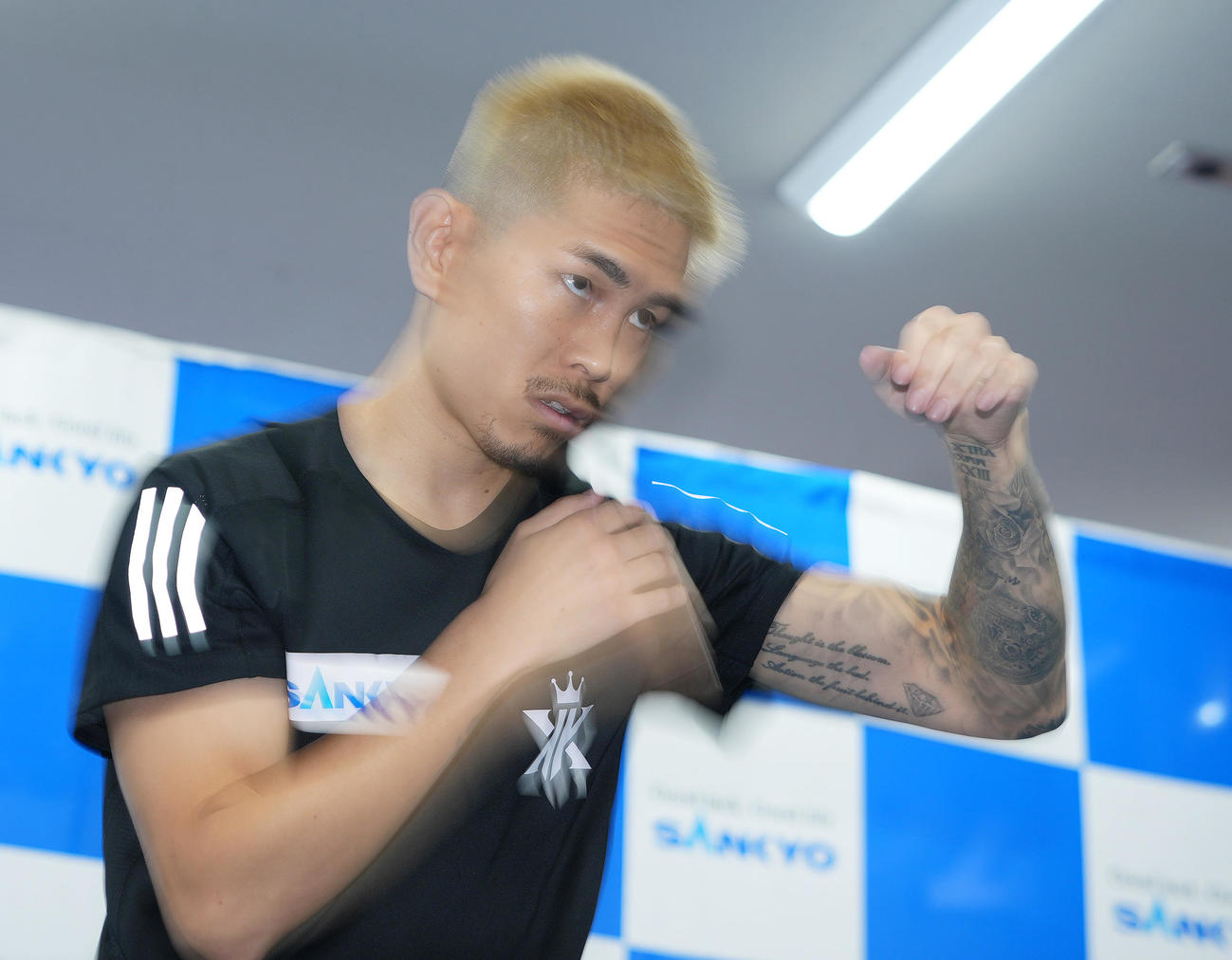 WBA世界スーパーフライ級タイトルマッチに向け、練習を公開する井岡（撮影・菅敏）