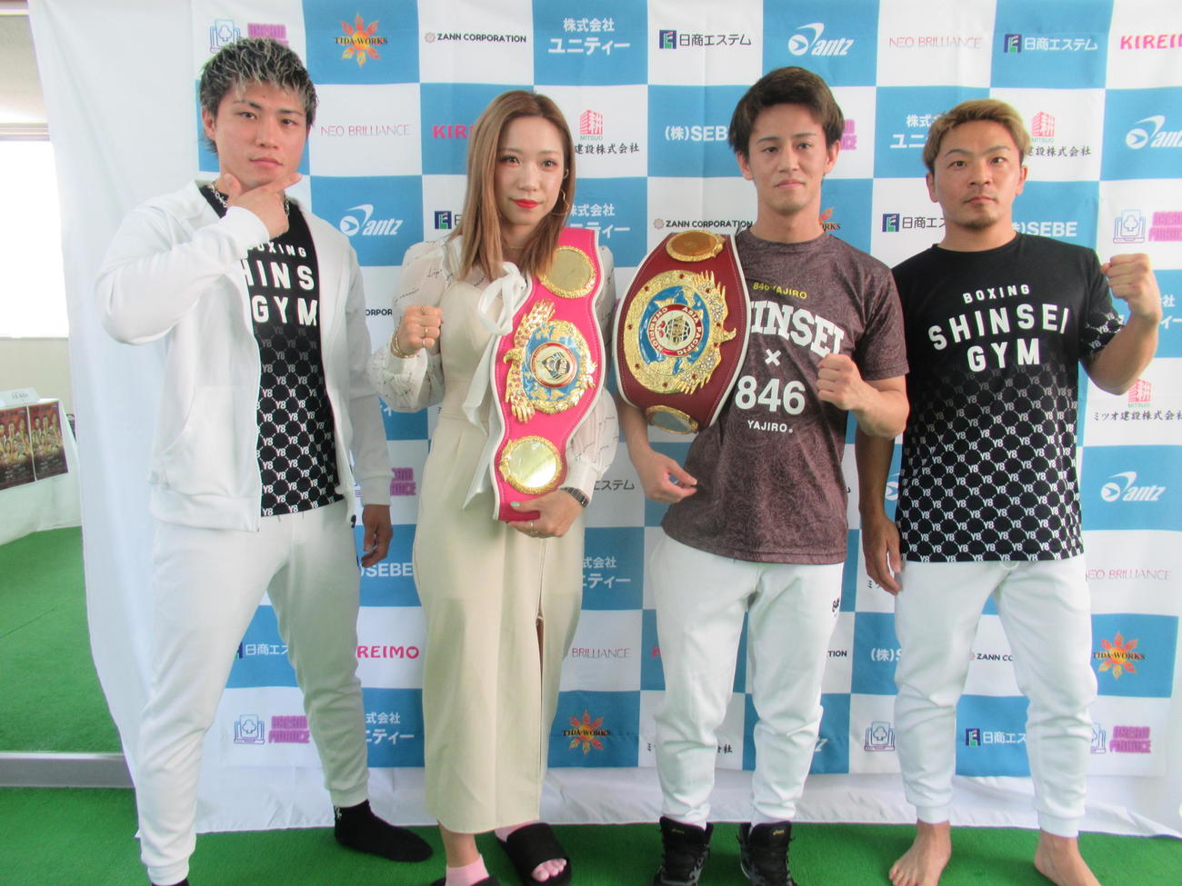 会見に臨んだ左から与那覇、黒木、小林、芝（撮影・実藤健一）