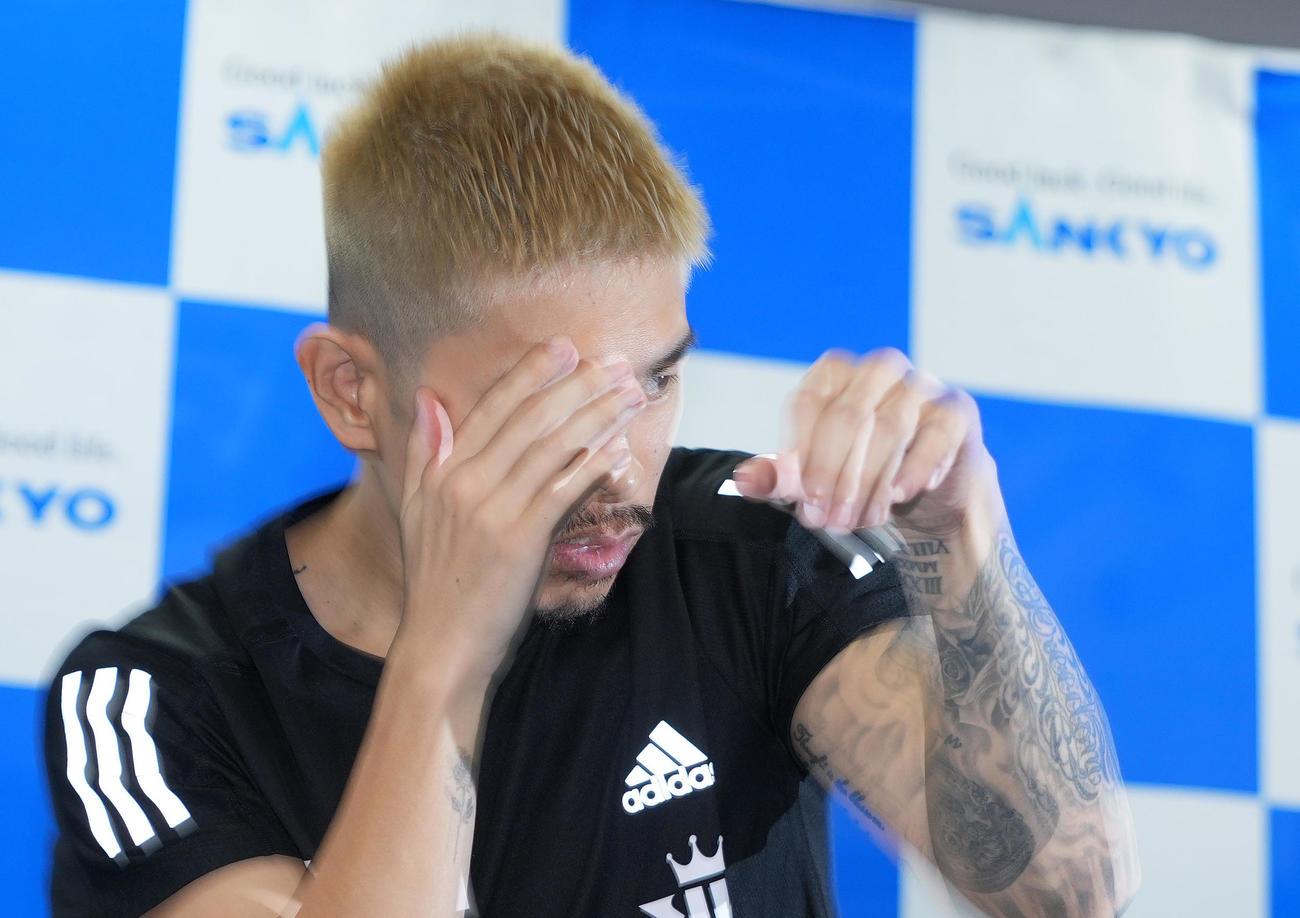 WBA世界スーパーフライ級タイトルマッチに向け、練習を公開する井岡（撮影・菅敏）