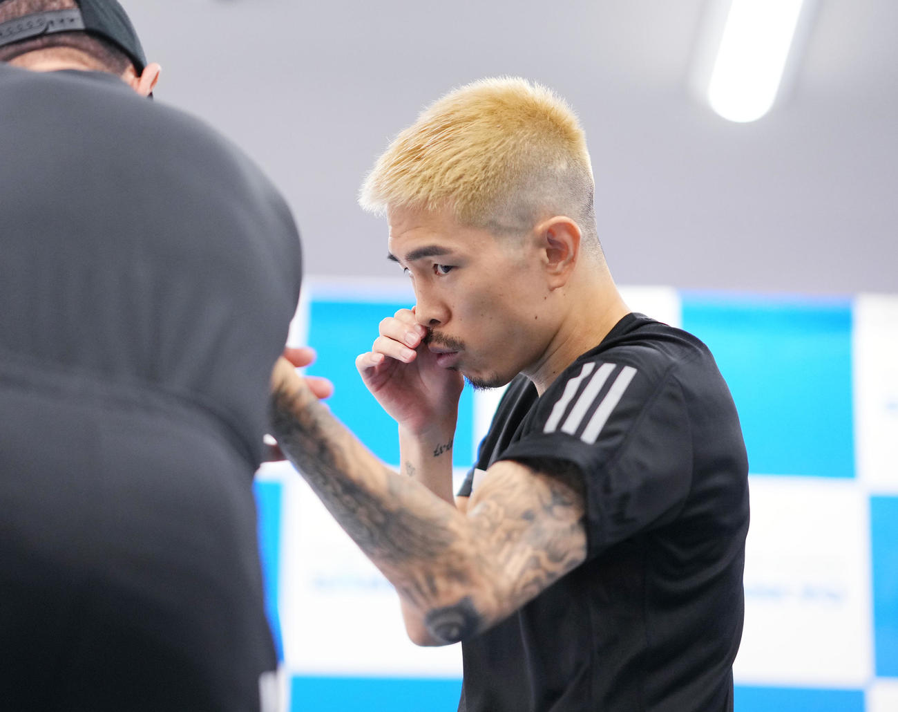 WBA世界スーパーフライ級タイトルマッチに向け、練習を公開する井岡（右）（撮影・菅敏）