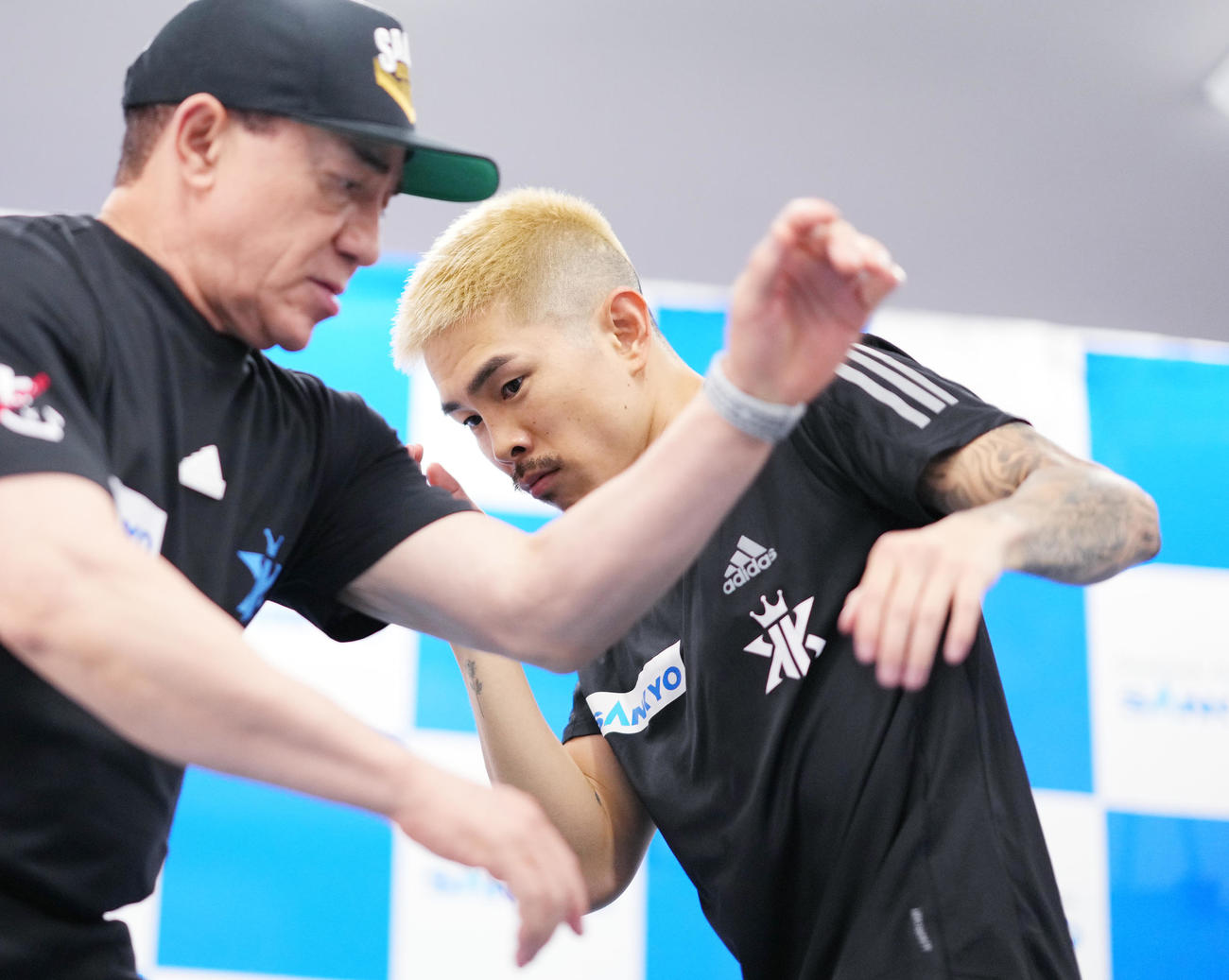 WBA世界スーパーフライ級タイトルマッチに向け、練習を公開する井岡（右）（撮影・菅敏）