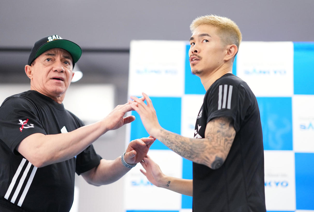 WBA世界スーパーフライ級タイトルマッチに向け、練習を公開する井岡（右）（撮影・菅敏）