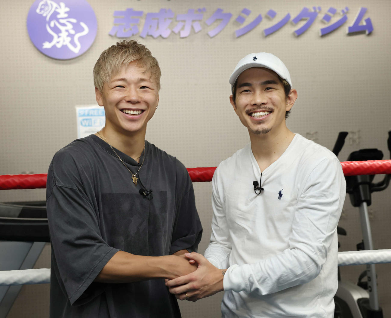 対談を終えて握手する武尊（左）と井岡一翔（2023年6月撮影）