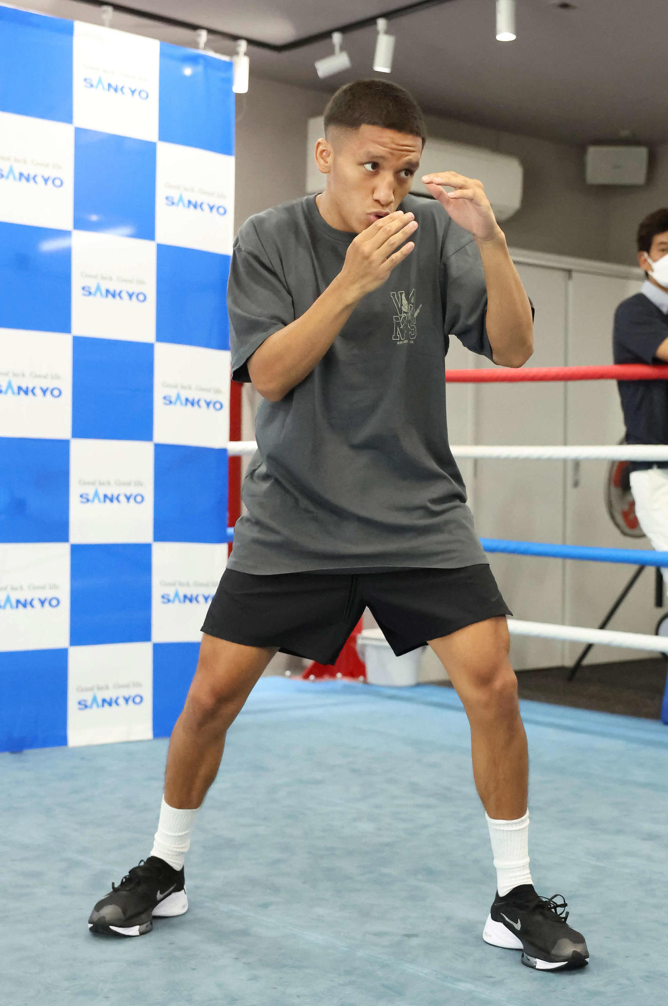 井岡戦に向け、練習を公開した王者ジョシュア・フランコ（撮影・丹羽敏通）