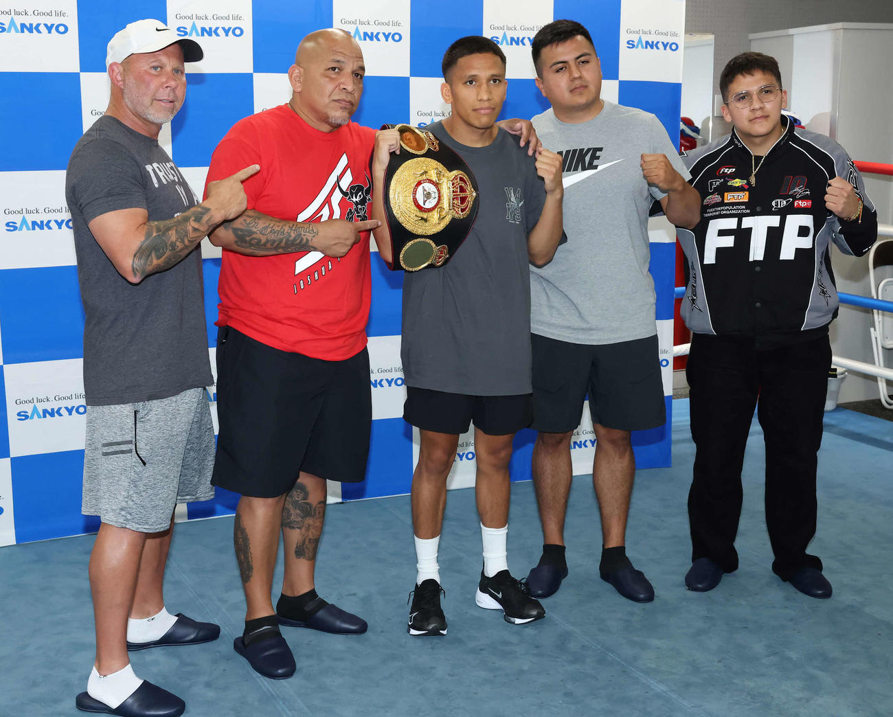 チームスタッフと写真に納まる王者ジョシュア・フランコ（中央）（撮影・丹羽敏通）