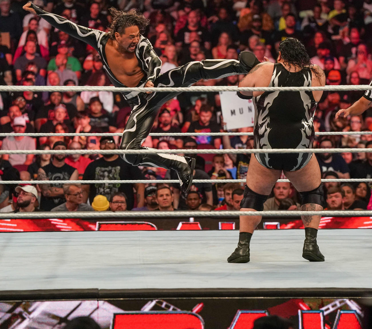 ブロンソン・リード（右）にライダーキックを見舞った中邑真輔（C）2023 WWE, Inc. All Rights Reserved.