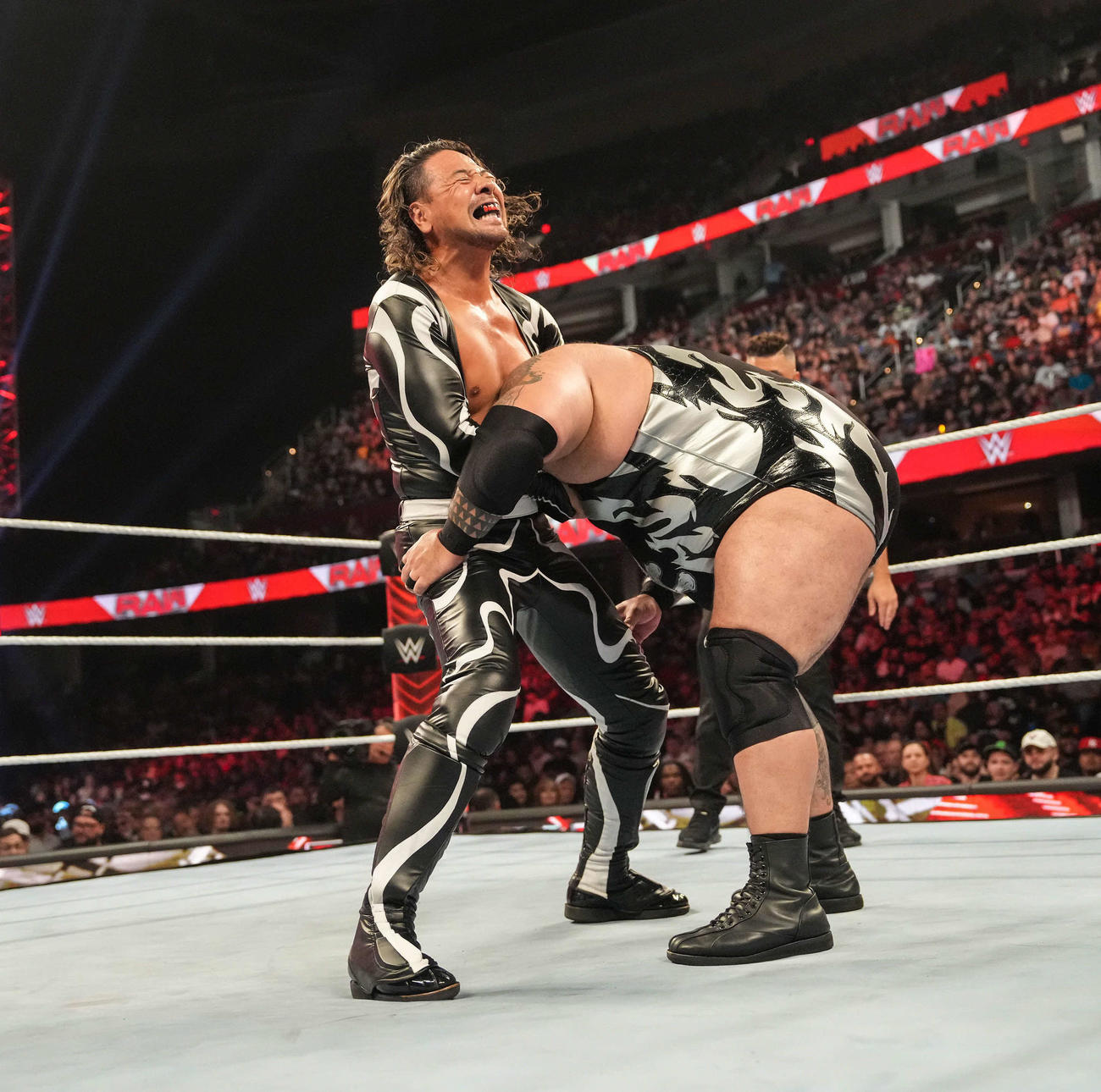 ブロンソン・リード（右）を前方首絞めで攻撃する中邑真輔（C）2023 WWE, Inc. All Rights Reserved.