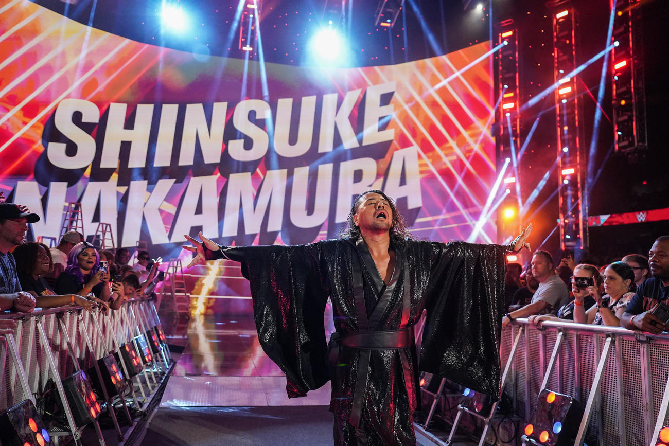 集まった観客の合唱を耳にしながら入場する中邑真輔（C）2023 WWE, Inc. All Rights Reserved.