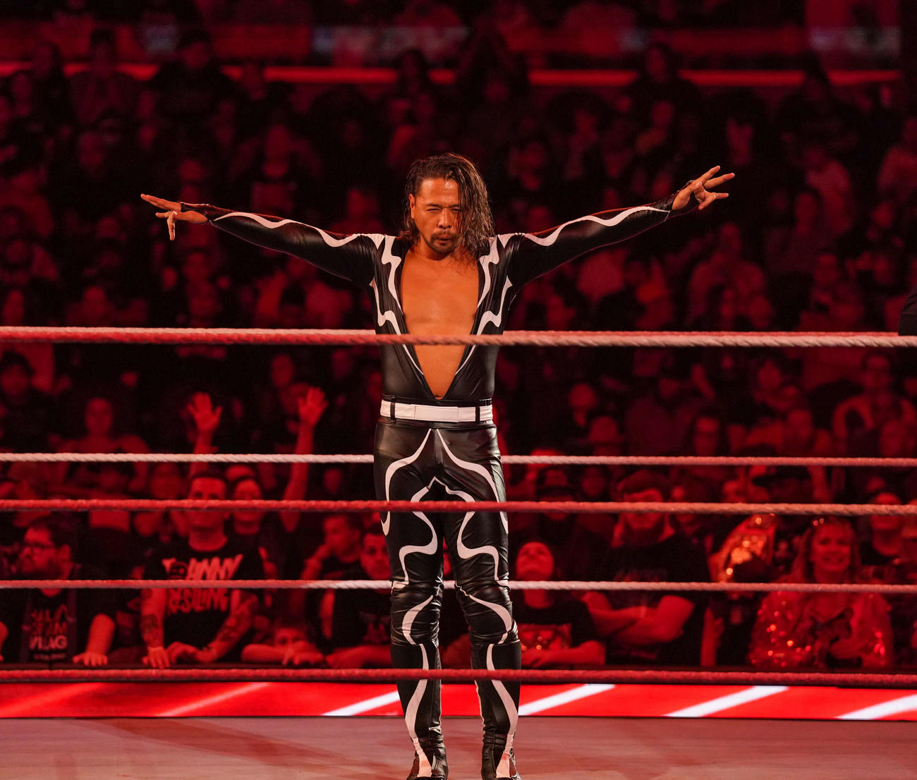 入場時の決めポーズに入る中邑真輔（C）2023 WWE, Inc. All Rights Reserved.