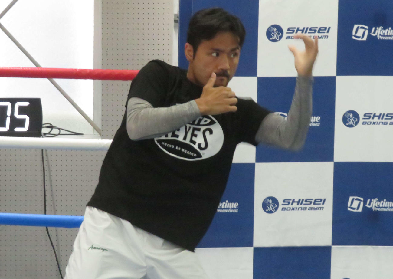 公開練習でシャドーボクシングを披露した元WBC世界フライ級王者比嘉大吾