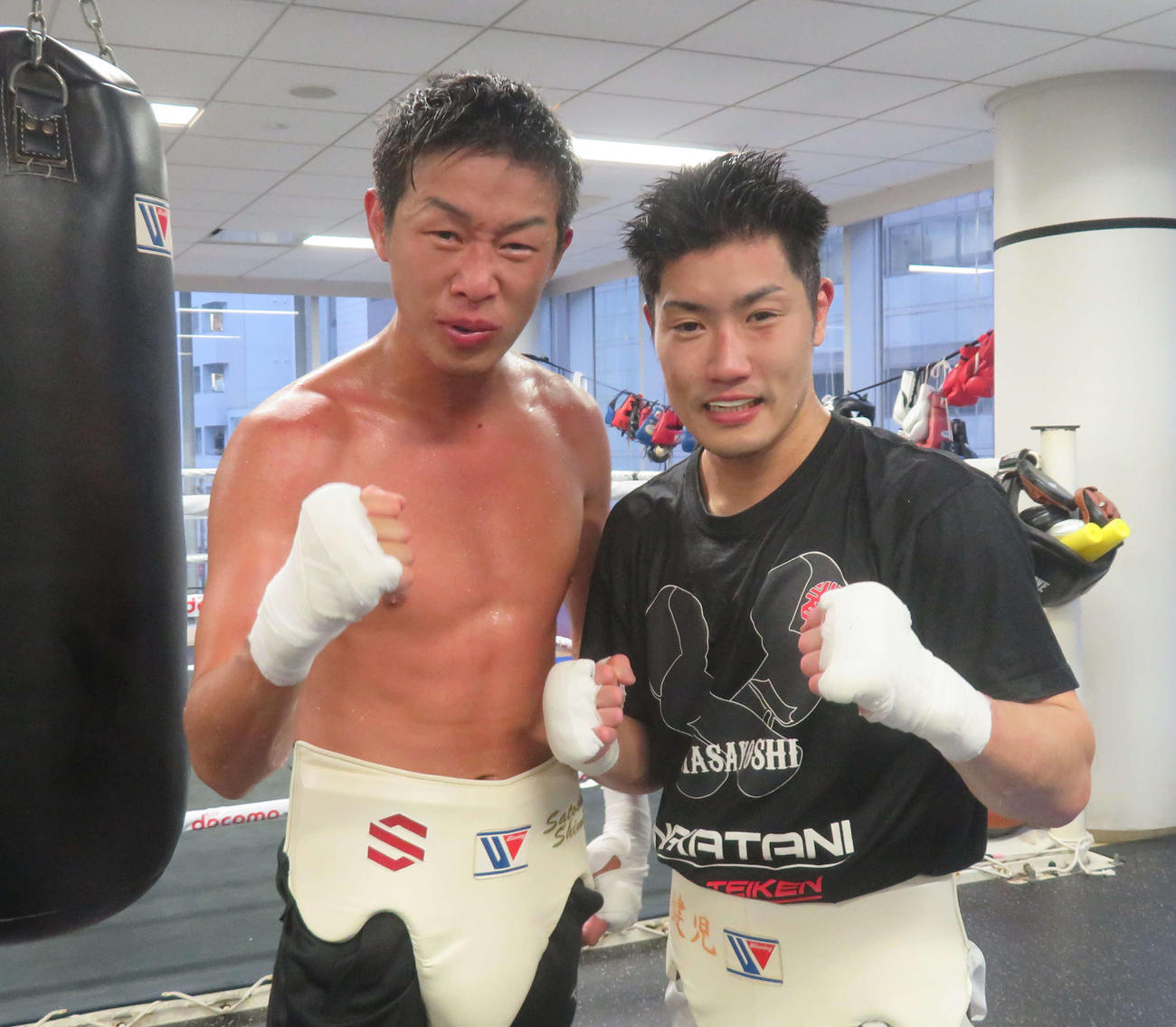 アマ10冠の藤田健児（右）と5回のスパーリングに臨んだ前東洋太平洋フェザー級王者清水聡