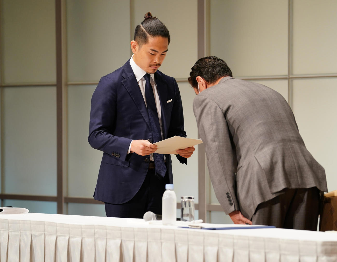 会見で永田理事長（右）から謝罪文を受け取る井岡（2021年7月12日撮影）