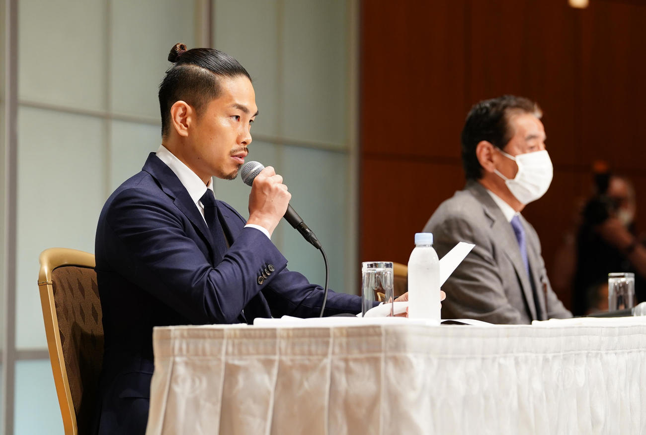永田理事長（右）から謝罪を受け、心境を話す井岡（2021年7月12日撮影）