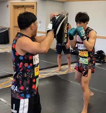 24日のUFC4戦目に向けて調整するUFCフライ級の平良達郎（右）