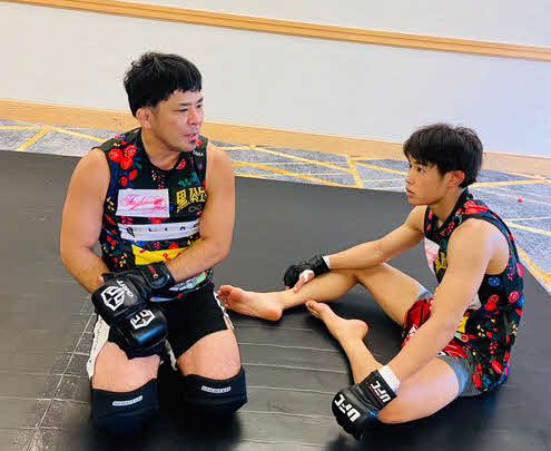 UFC4戦目に向けて最終調整するUFCフライ級の平良達郎（右）