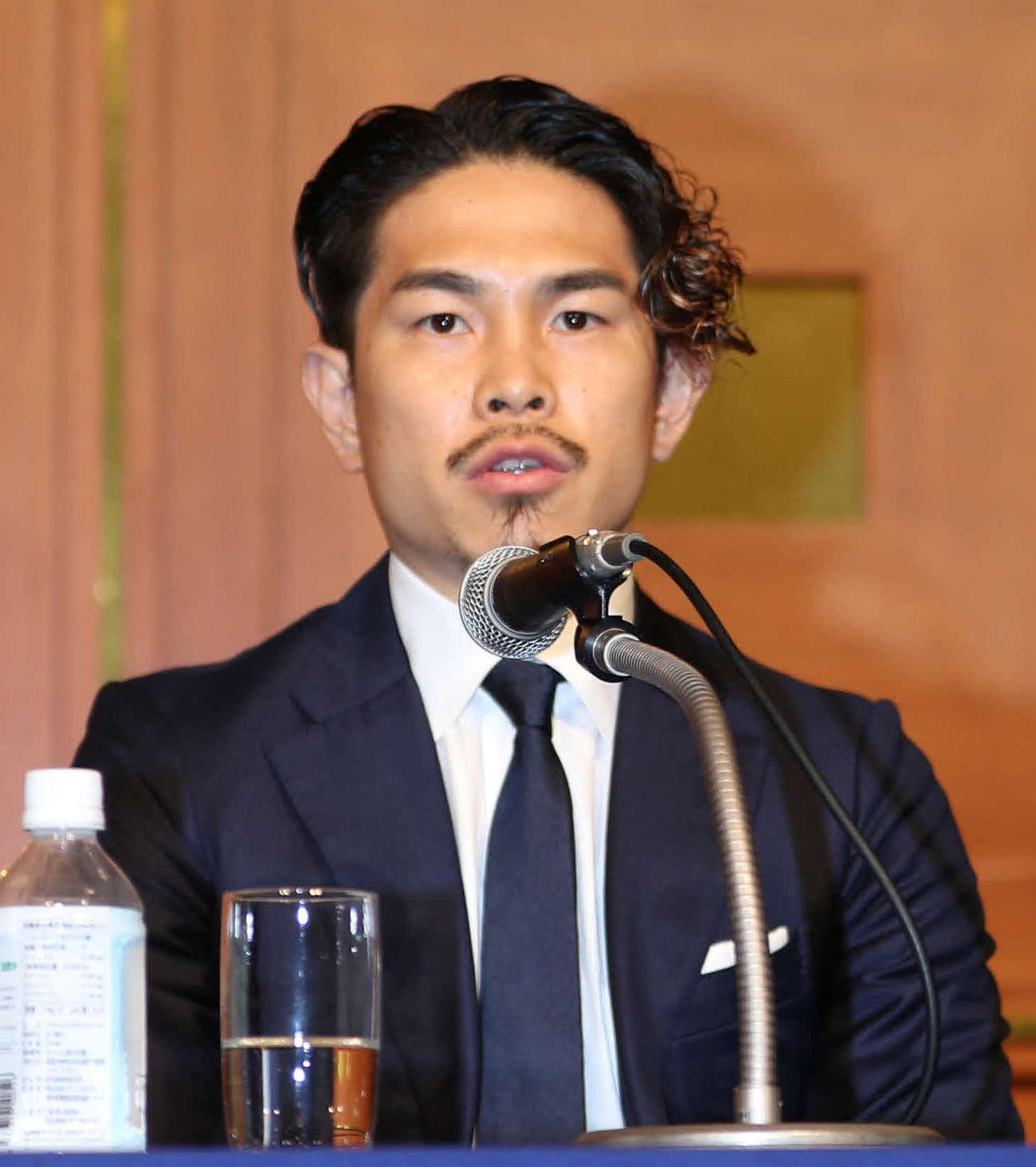 21年5月、会見で記者の質問に答える井岡