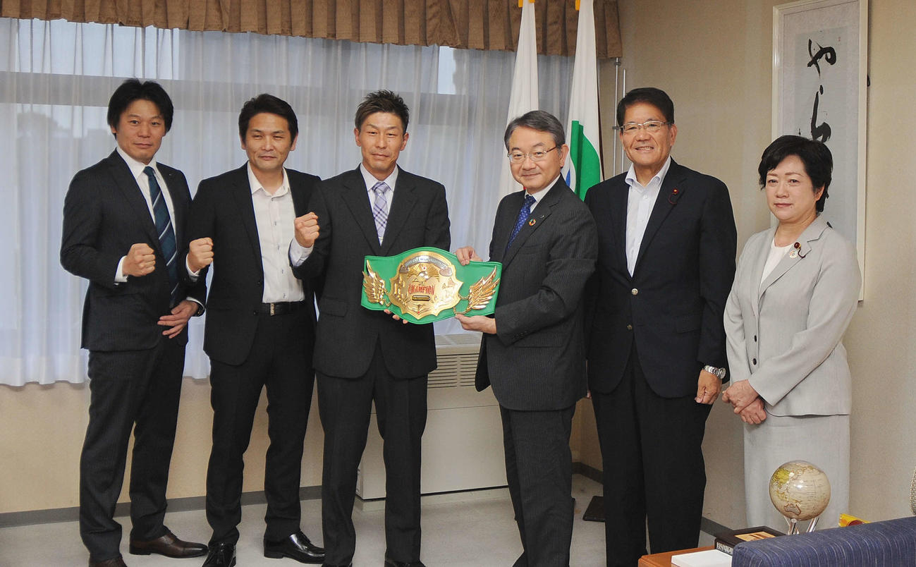 中野浜松市長（中央右）を表敬訪問したBLITZの梅田（同左）