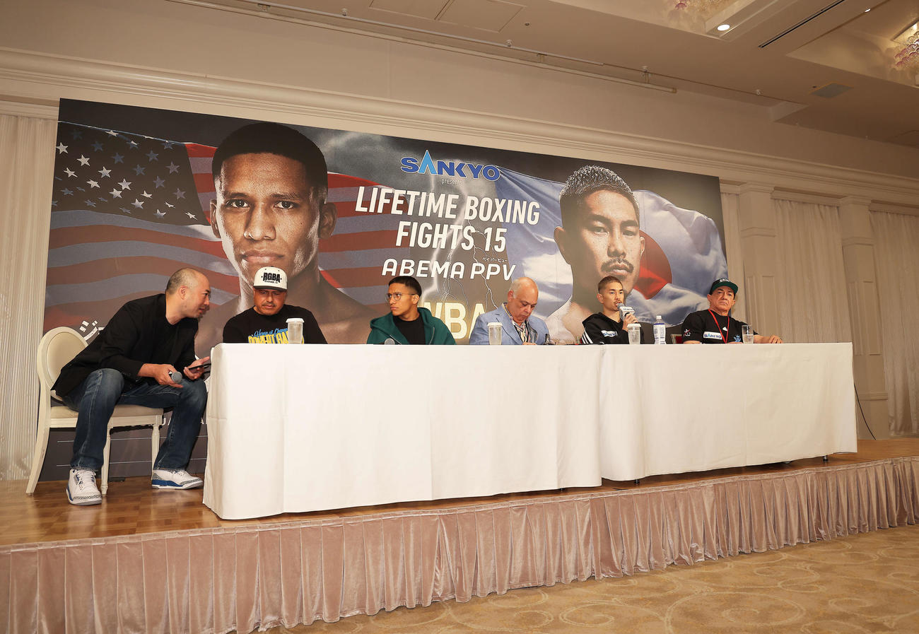 前日計量後、会見に臨むジョシュア・フランコ（左から3人目と）井岡（右から2人目）（撮影・河田真司）