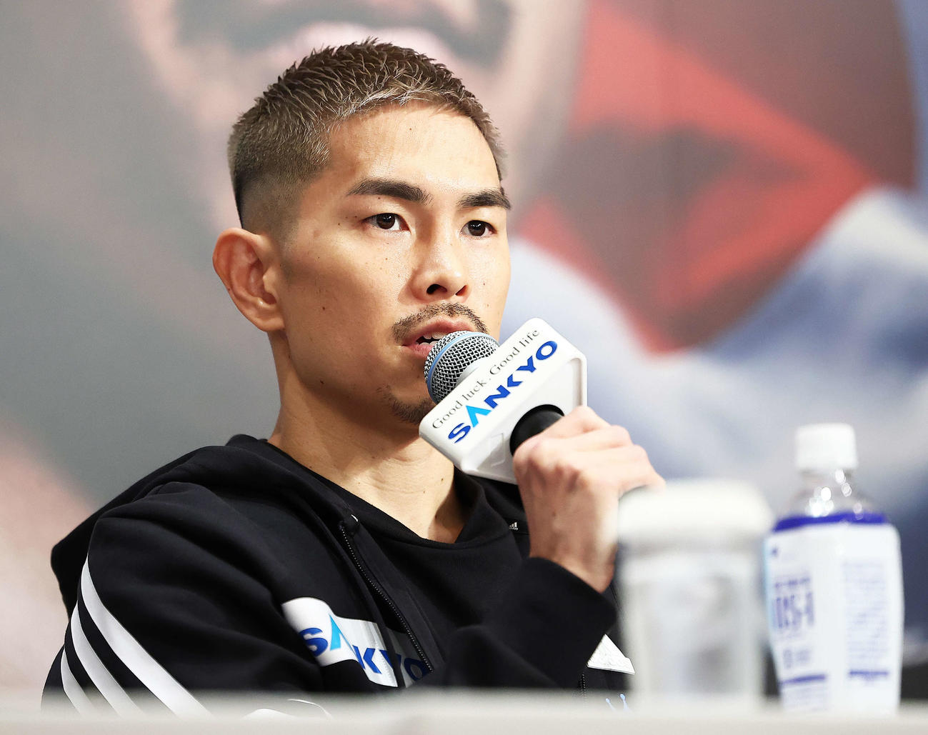 前日計量後、記者の質問に答える井岡（撮影・河田真司）