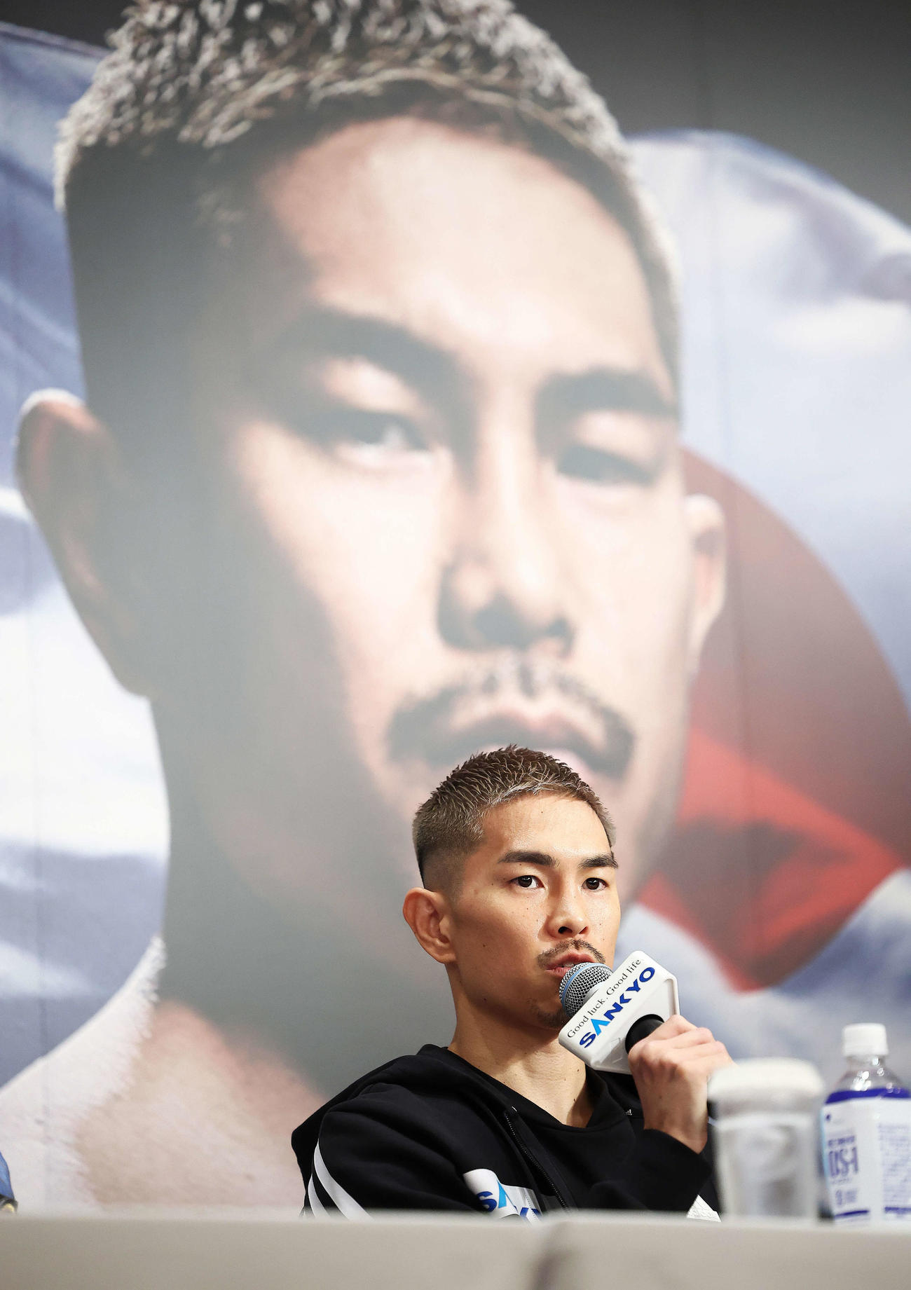 前日計量後、会見に臨む井岡（撮影・河田真司）