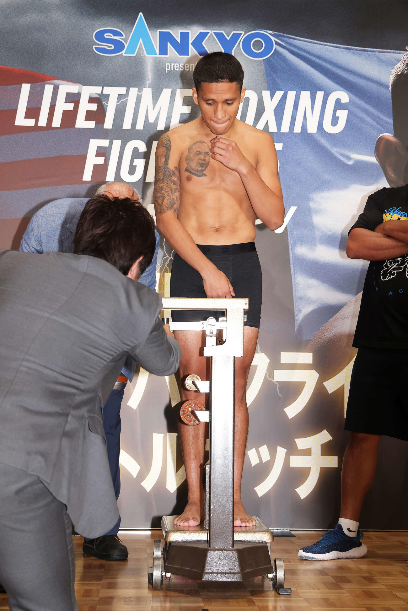 再度、前日計量に臨むジョシュア・フランコ（撮影・河田真司）