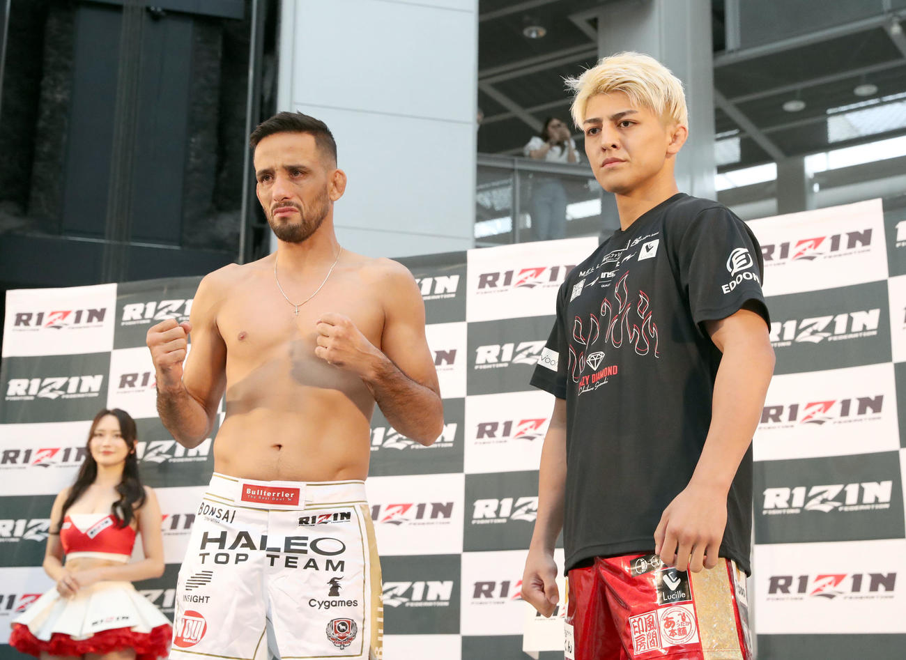 前日計量で撮影に応じるクレベル・コイケ（左）と鈴木千裕（撮影・佐藤翔太）
