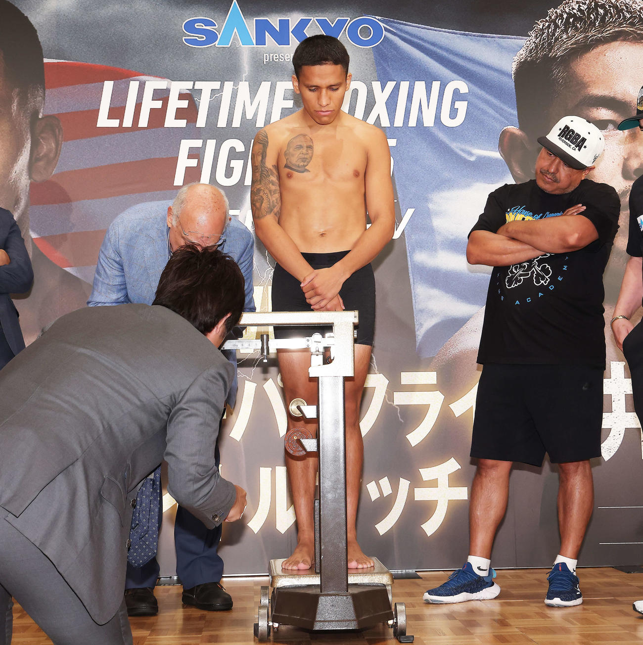再度、前日計量に臨むジョシュア・フランコ（撮影・河田真司）