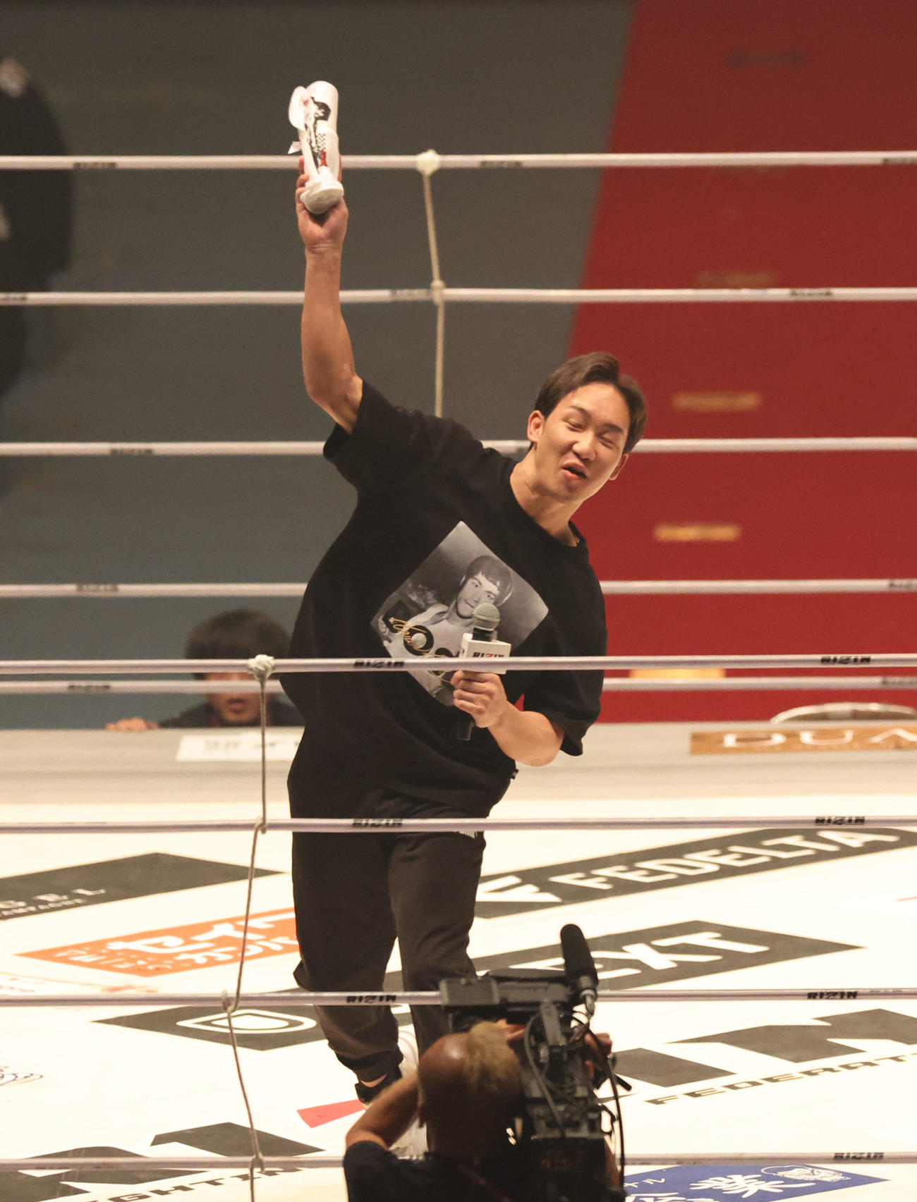 リング上に登場し、サイン入りシャツをプレゼントする朝倉未来（撮影・佐藤翔太）