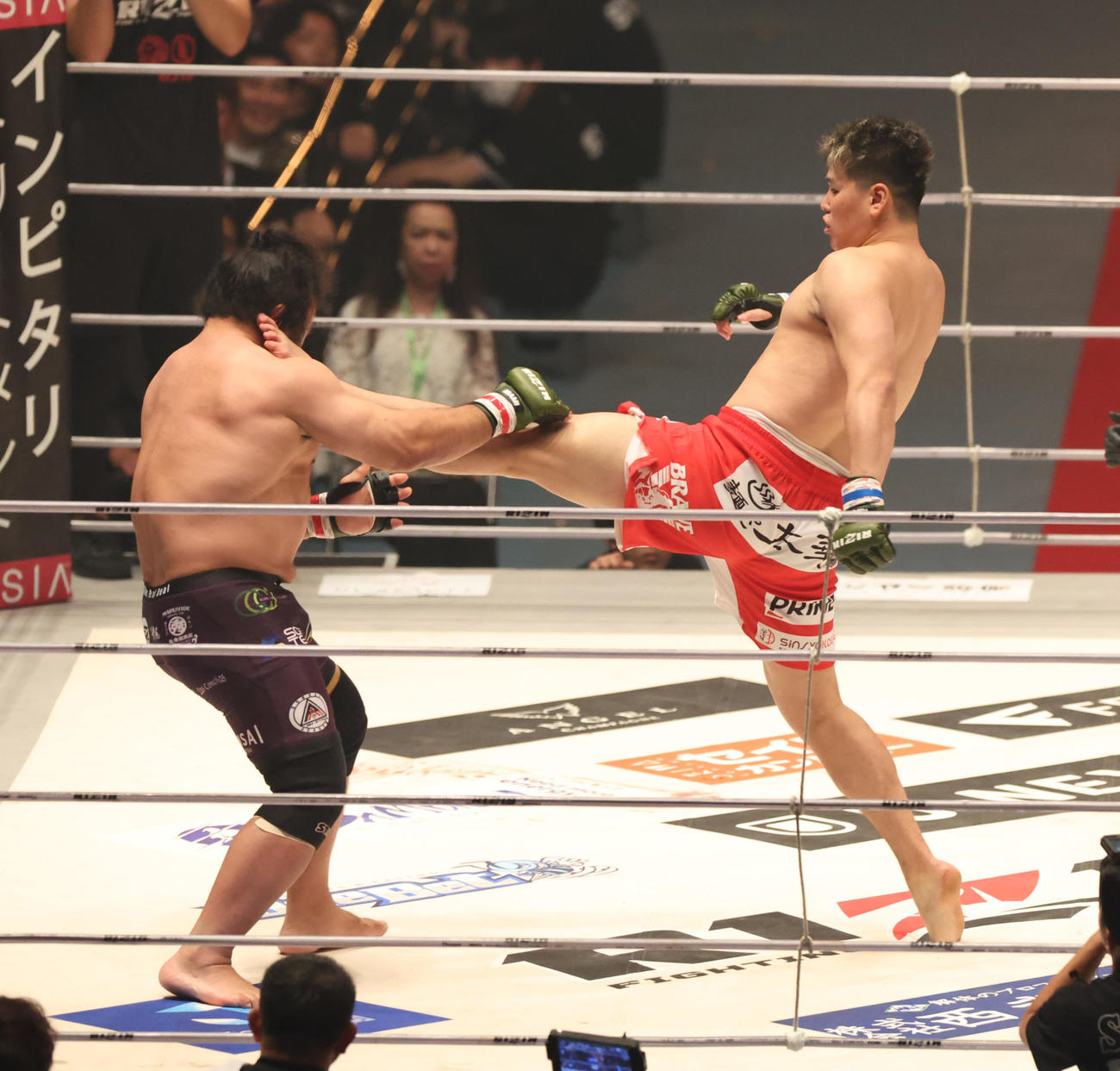 関根“シュレック”秀樹対上田幹雄　関根“シュレック”秀樹（左）にキックを見舞う上田幹雄（撮影・佐藤翔太）