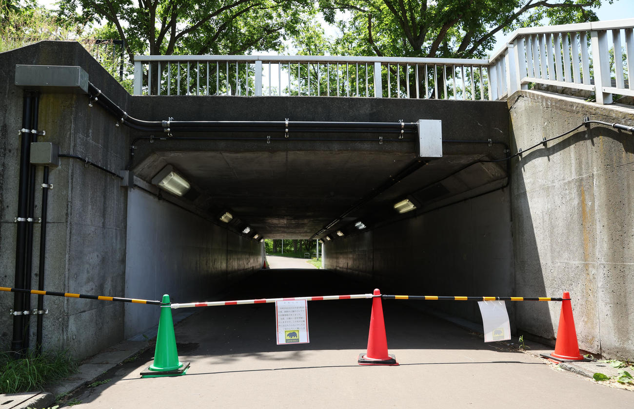 RIZIN北海道大会が行われる真駒内セキスイハイムアイスアリーナに続く道には熊出没注意の張り紙が貼られ封鎖されている（撮影・佐藤翔太）