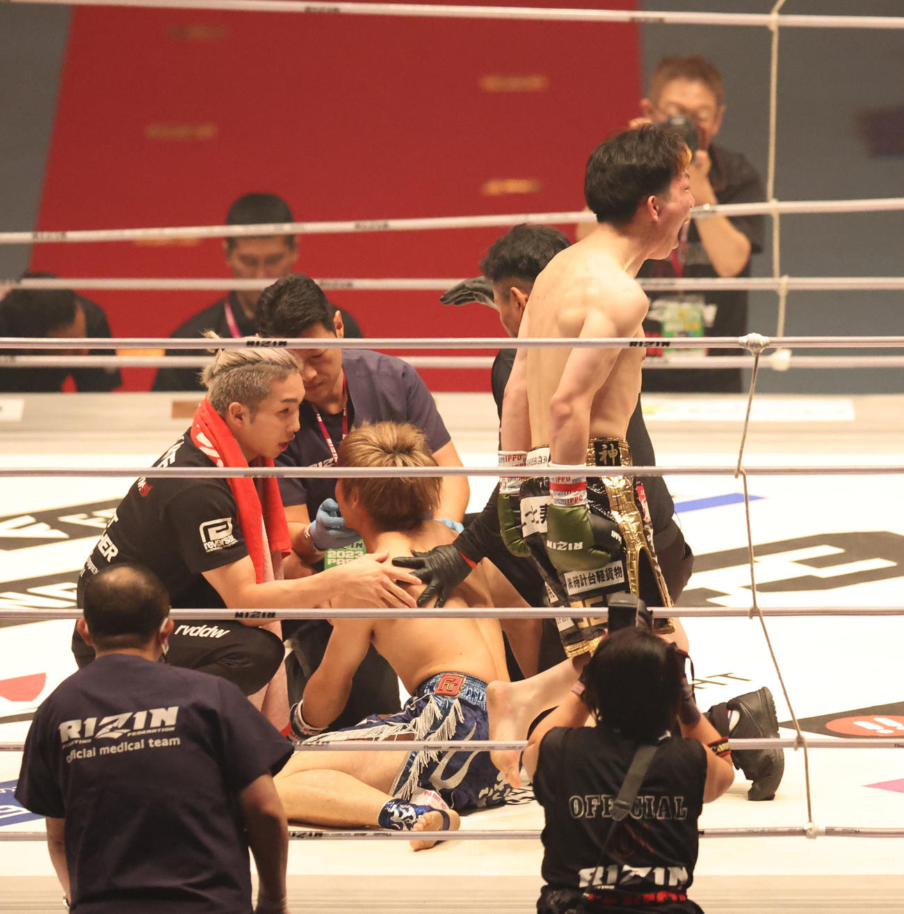 愛翔対小出龍哉　小出龍哉（左後方）に勝利し雄たけびを上げる愛翔（撮影・佐藤翔太）