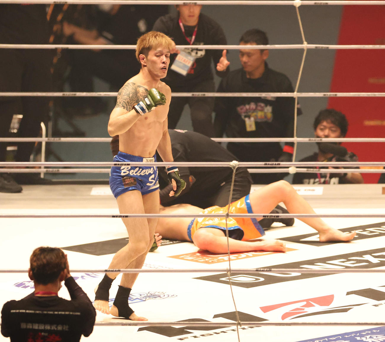 丸山大輝対早坂優瑠　早坂優瑠（左手前）は丸山大輝に勝利しガッツポーズをする（撮影・佐藤翔太）