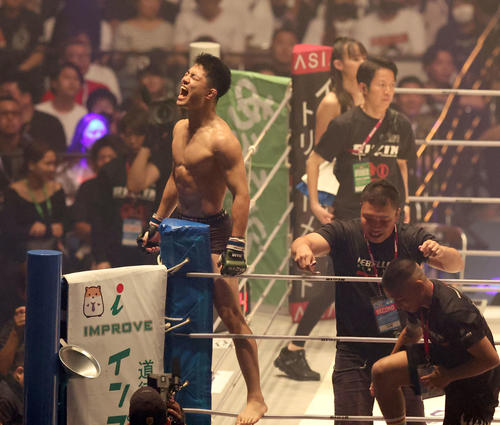 トレント・ガーダム対後藤丈治　トレント・ガーダムに勝利し雄たけびを上げる後藤丈治（撮影・佐藤翔太）