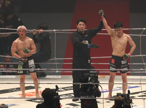 関鉄矢対遠藤来生　遠藤来生（左）に判定勝ちする関鉄矢（撮影・佐藤翔太）