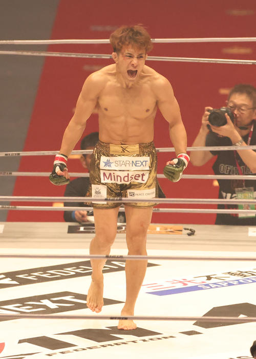 新居すぐる対飯田健夫　飯田健夫に勝利し雄たけびを上げる新居すぐる（撮影・佐藤翔太）