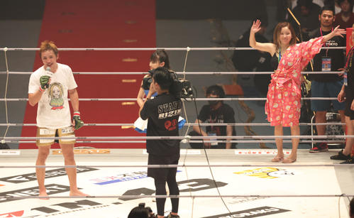 久保優太対木下カラテ　木下カラテに判定勝ちした久保優太のコメントに喜ぶサラ（右後方）（撮影・佐藤翔太）