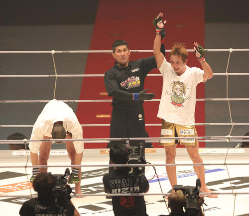 久保優太対木下カラテ　木下カラテ（左）に判定勝ちする久保優太（撮影・佐藤翔太）