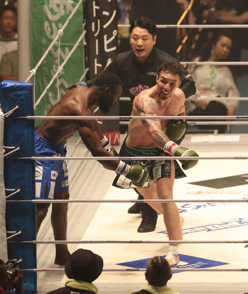 木村“フィリップ”ミノル対ロクク・ダリ　ロクク・ダリ（左手前）にパンチを見舞う木村“フィリップ”ミノル（撮影・佐藤翔太）