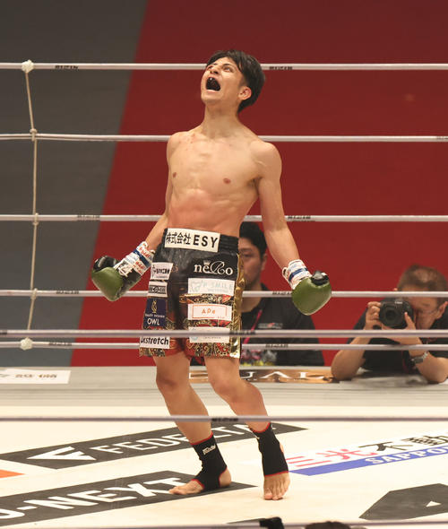 梅野源治対鈴木宙樹　第2ラウンド、鈴木宙樹は梅野源治に勝利し雄たけびを上げる（撮影・佐藤翔太）