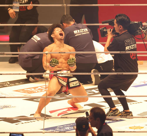 鈴木博昭対西谷大成　西谷大成に勝利し雄たけびを上げる鈴木博昭（撮影・佐藤翔太）
